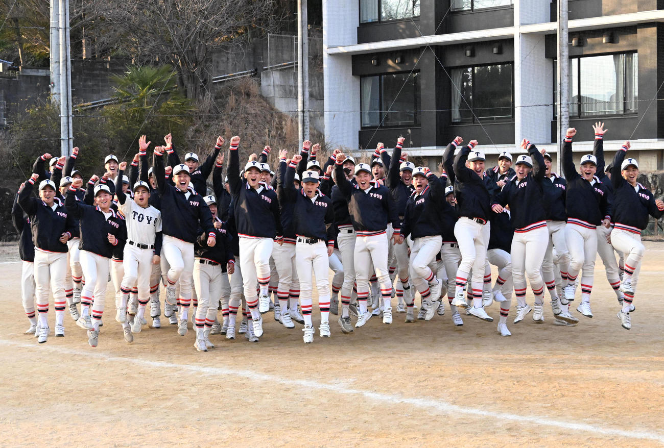 センバツ出場を決め喜ぶ東洋大姫路ナイン（撮影・石井愛子）