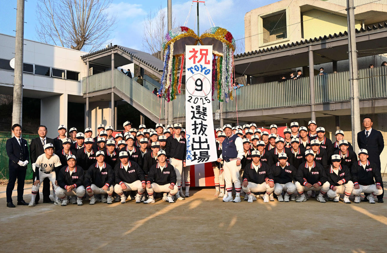 センバツ出場を決め喜ぶ東洋大姫路ナイン（撮影・石井愛子）