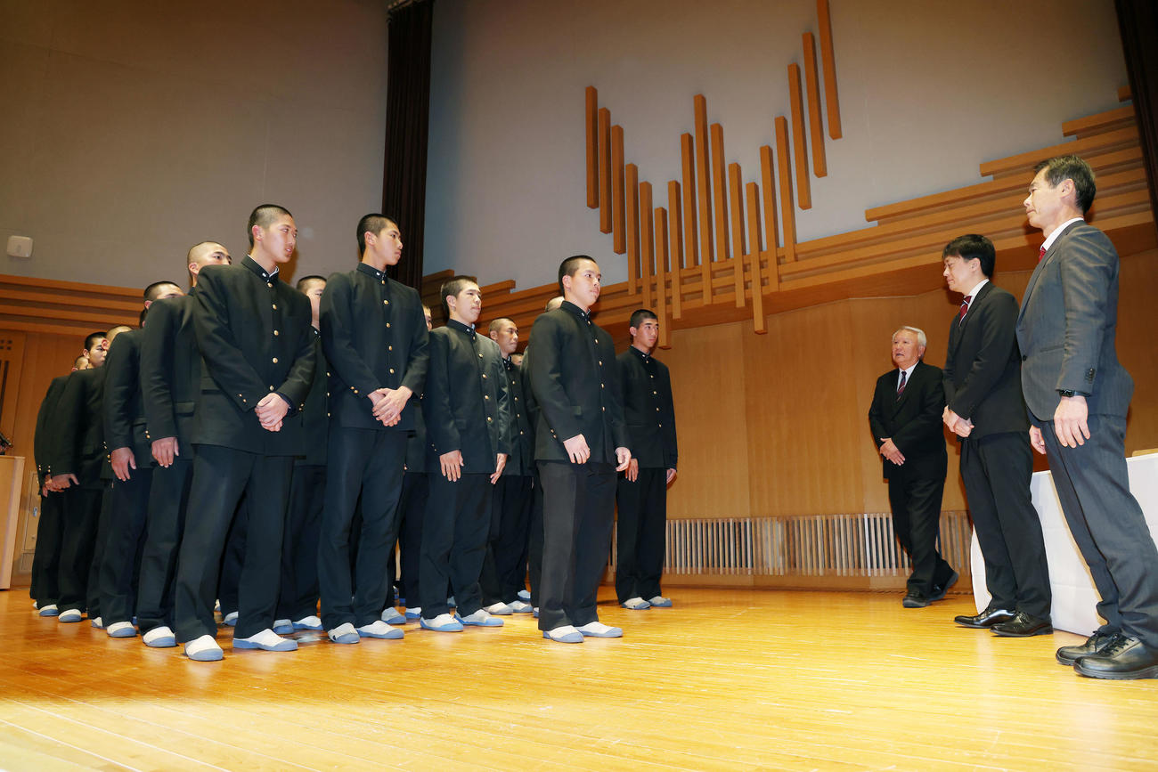 センバツ出場の報告を受ける中村（中央）ら早実の選手たち（撮影・河田真司）