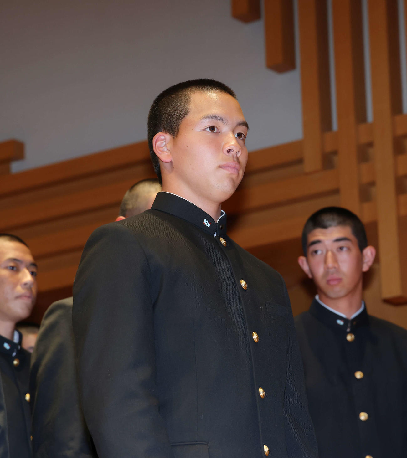 センバツ出場の報告を受ける早実・中村（撮影・河田真司）