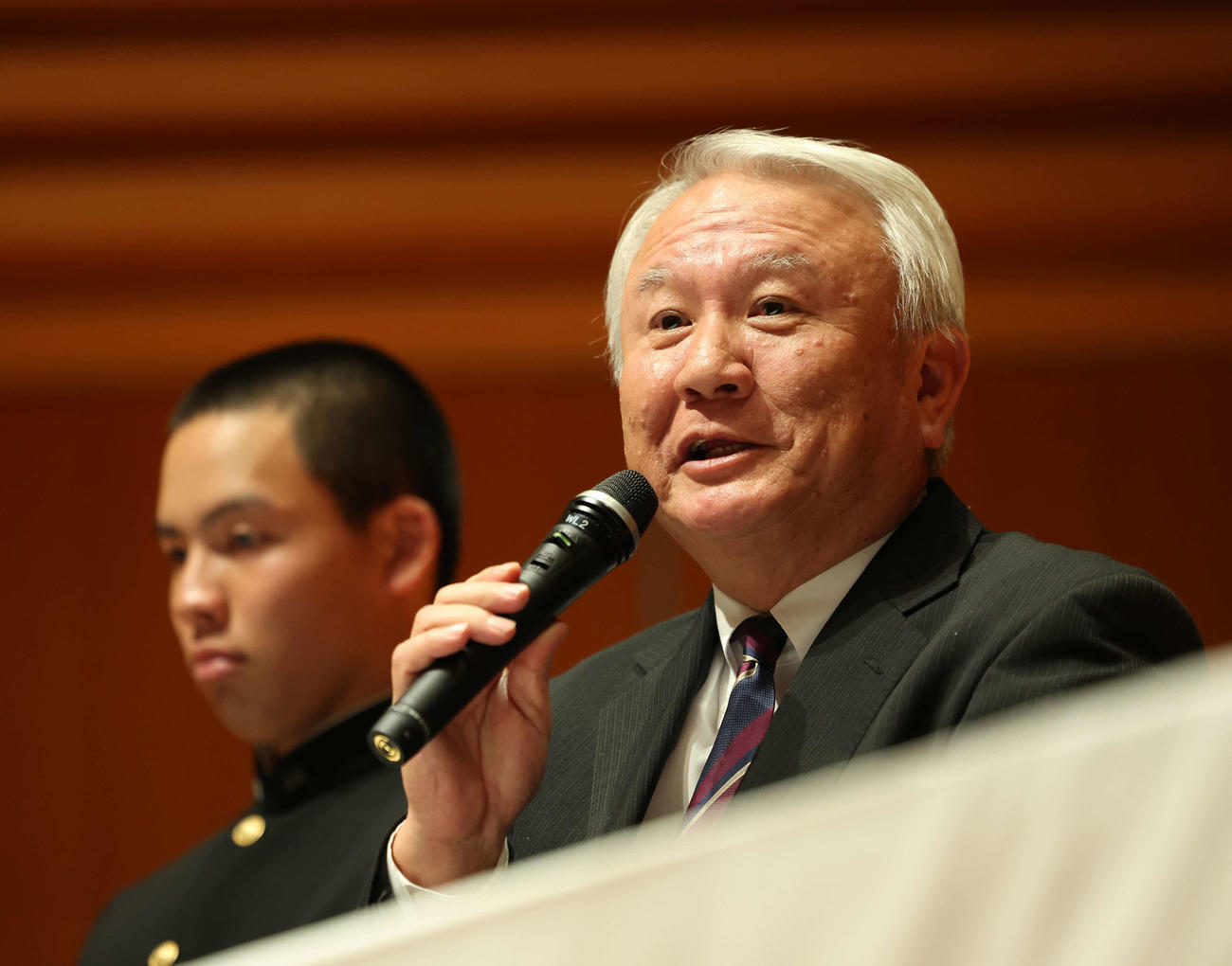センバツ出場を決め、会見に臨む早実・和泉監督。後方は中村（撮影・河田真司）