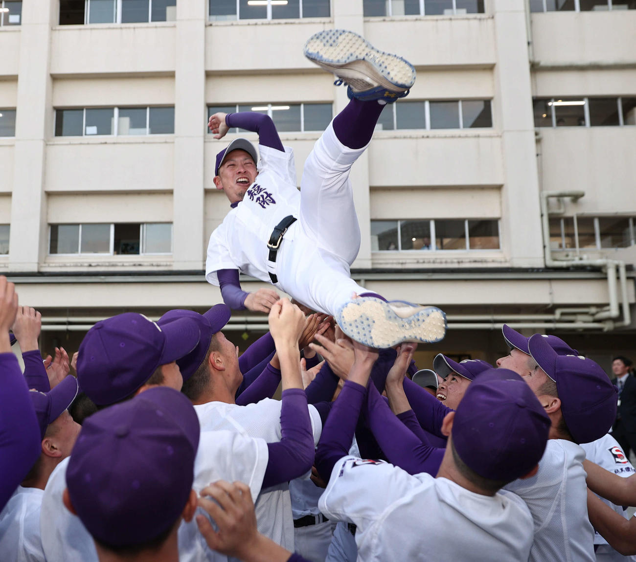 春夏通じて初の甲子園出場が決まった滋賀短大付ナインに胴上げされる保木監督（撮影・西尾就之）