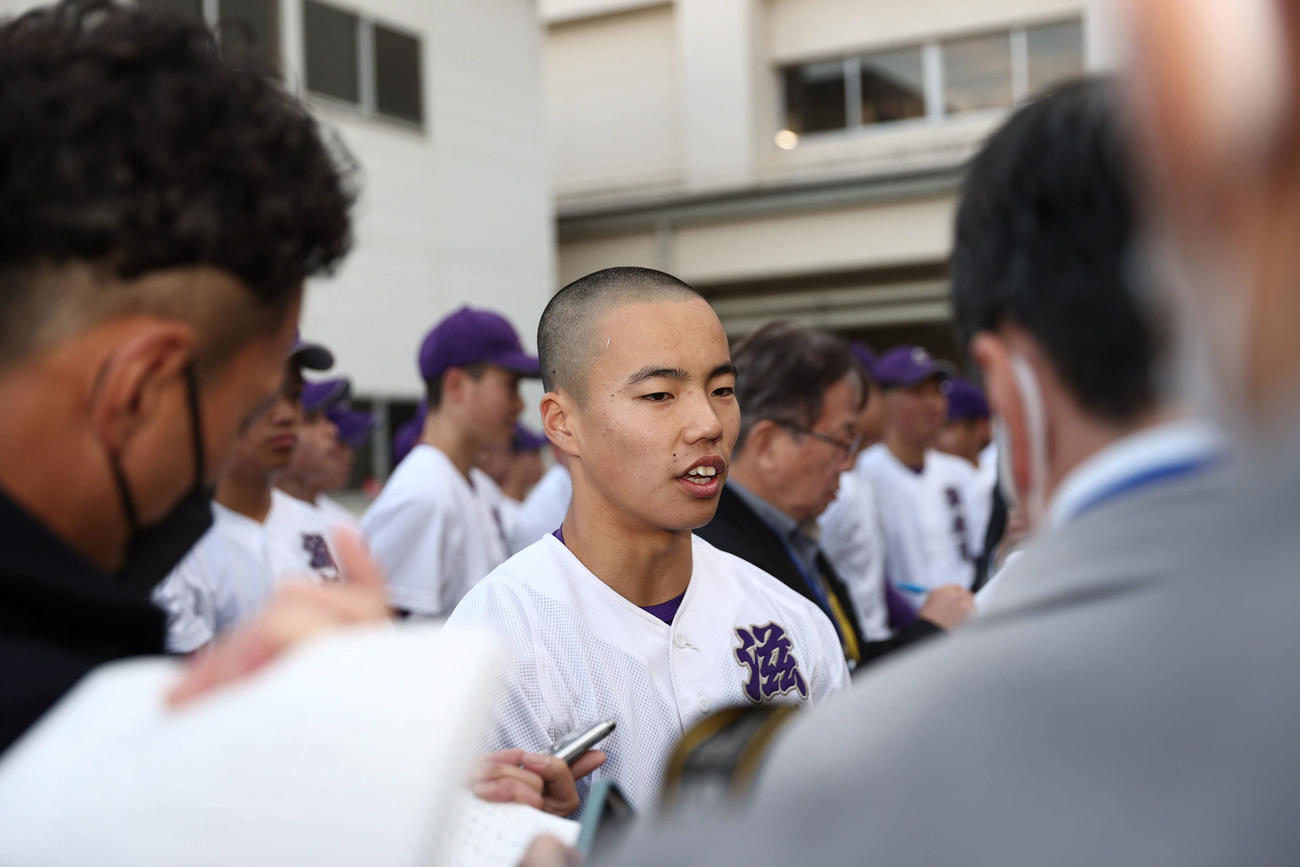 春夏通じて初の甲子園出場が決まった滋賀短大付の森主将は記者の質問に答える（撮影・西尾就之）