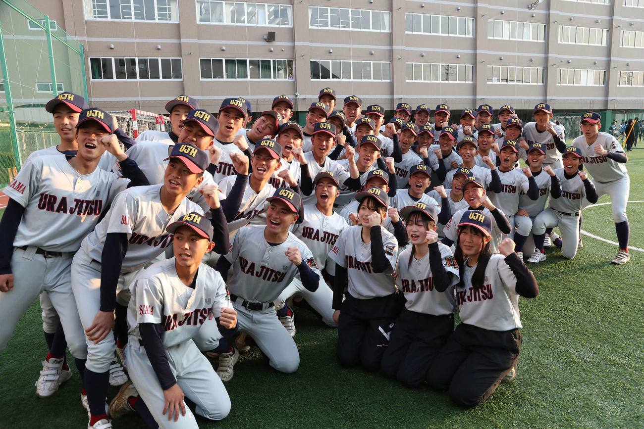 春夏通じて初の甲子園出場をが決まり、歓喜する浦和実の選手たち（撮影・丹羽敏通）