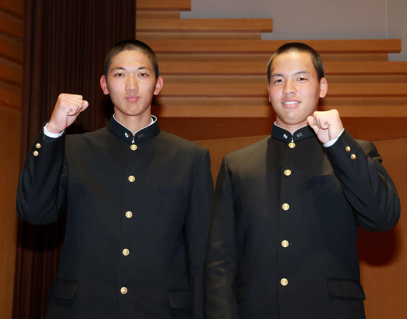 センバツ出場を決め、ガッツポーズで意気込む早実・山中（左）と中村（撮影・河田真司）