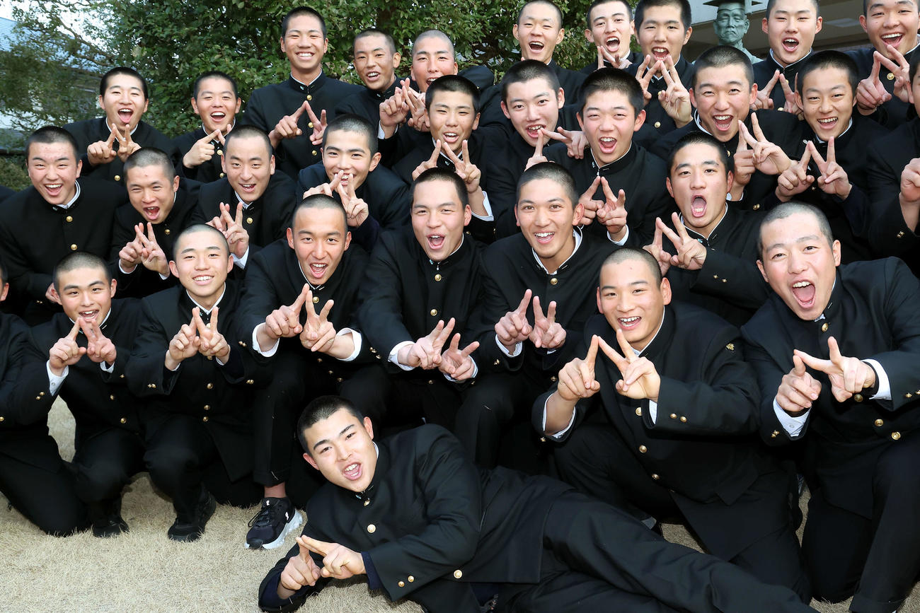 センバツ出場を決め「W」のポーズで喜ぶ中村（中央）ら早実の選手たち（撮影・河田真司）