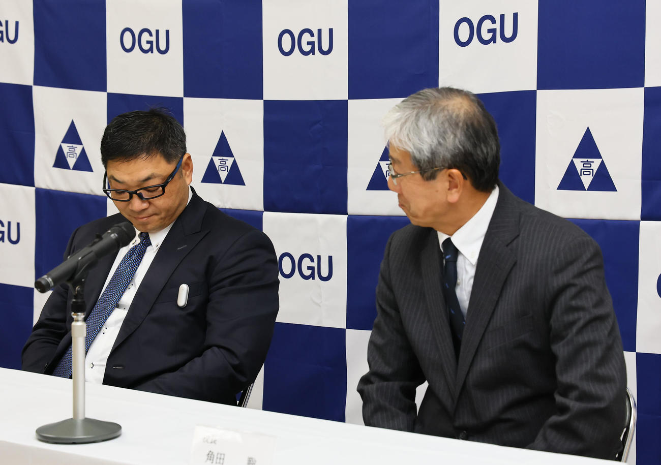 センバツに選出されず、肩を落とす大院大高・辻盛監督（左）と角田校長（撮影・藤尾明華）