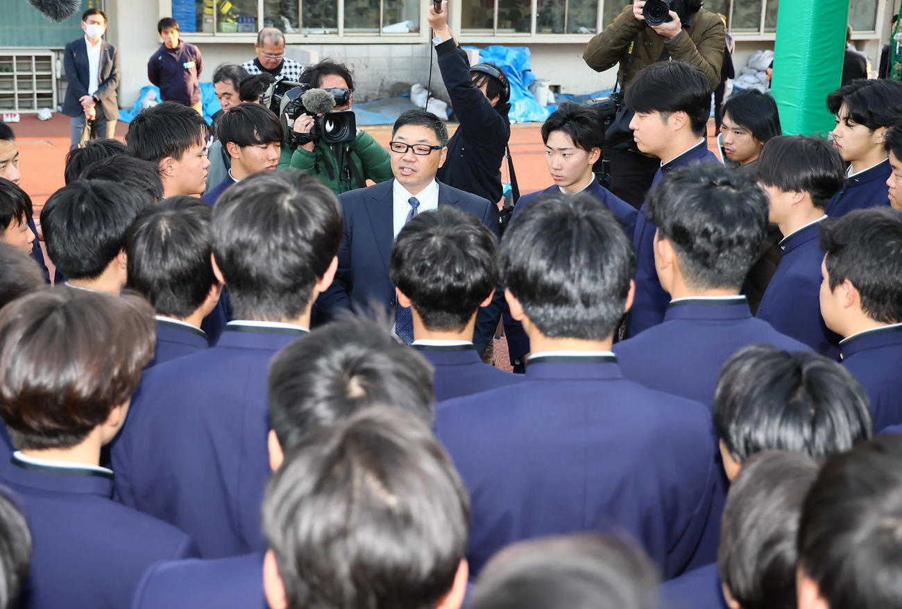 センバツに選出されず、選手に話しをする大院大高・辻盛監督（中央）（撮影・藤尾明華）