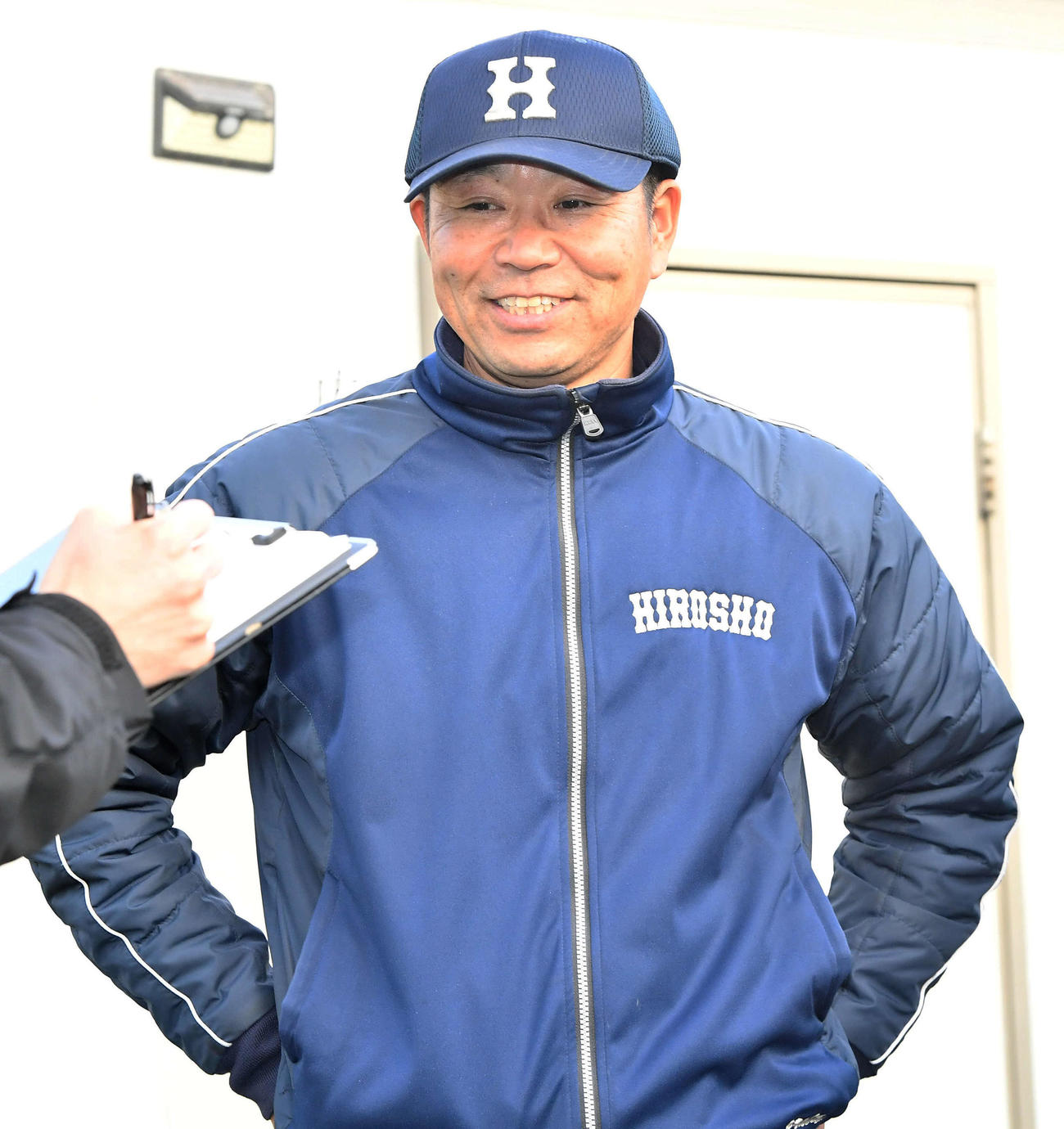 センバツ出場を決め、囲み取材で笑顔を見せる広島商の荒谷監督（撮影・岩下翔太）