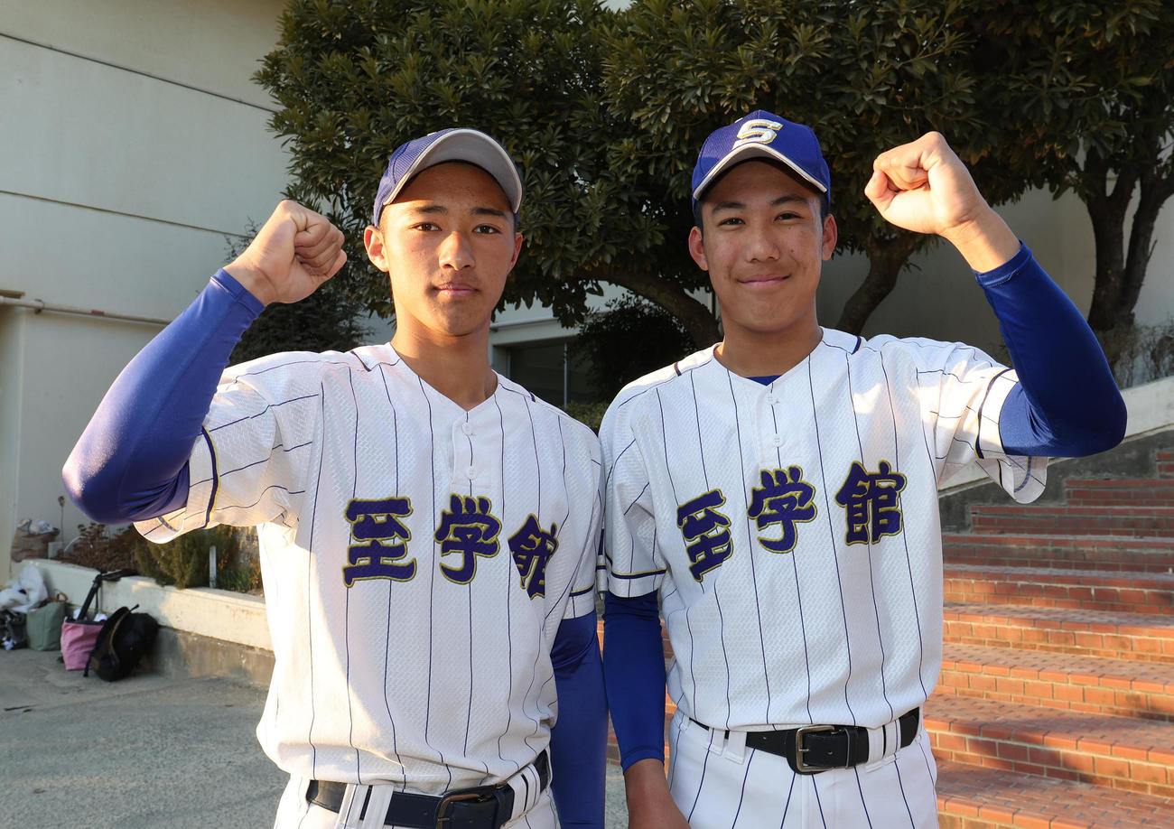 センバツ出場決定にガッツポーズする至学館舟橋幸多主将（左）と尾崎陽真（撮影・白石智彦）