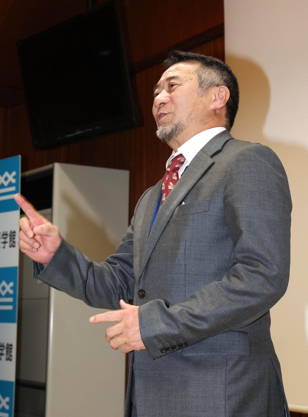 ナインにセンバツ出場が決まった事を報告する至学館奥川校長（撮影・白石智彦）