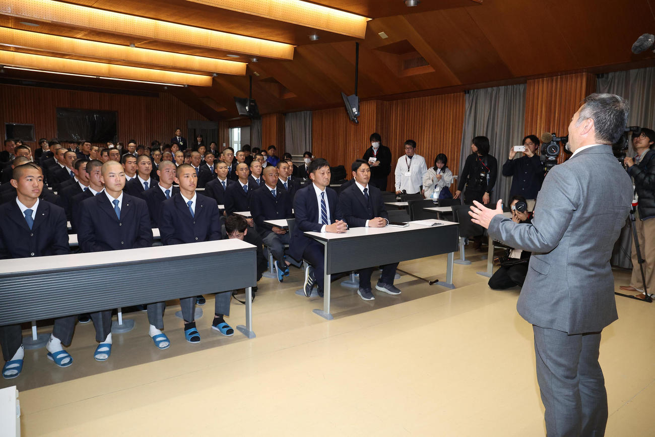 ナインにセンバツ出場が決まった事を報告する至学館奥川校長（右）（撮影・白石智彦）