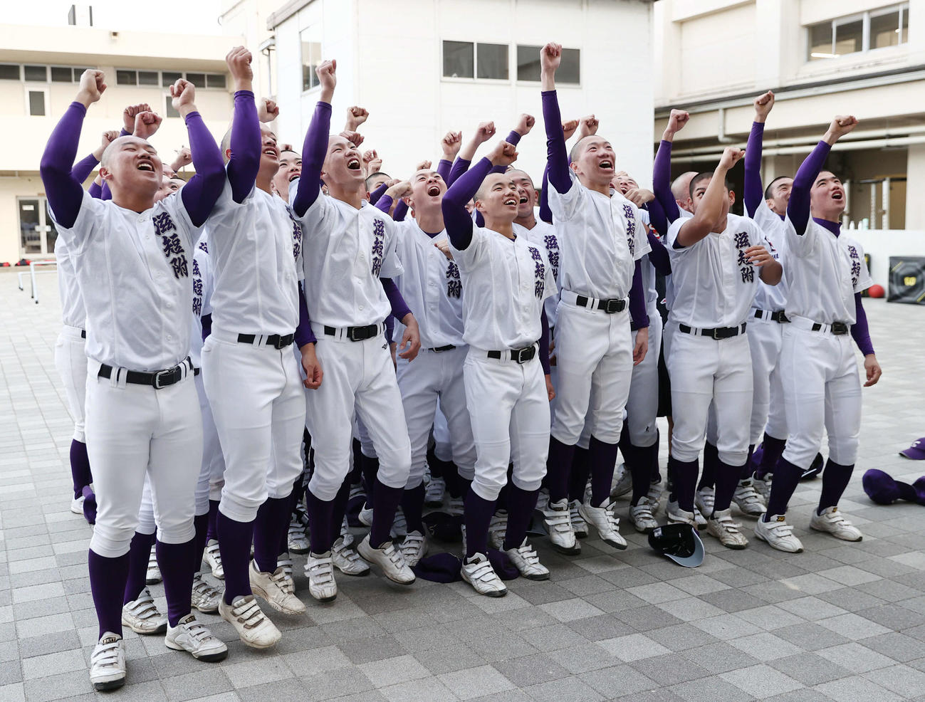 春夏通じて初の甲子園出場が決まった滋賀短大付ナインはガッツポーズで喜ぶ（撮影・西尾就之）