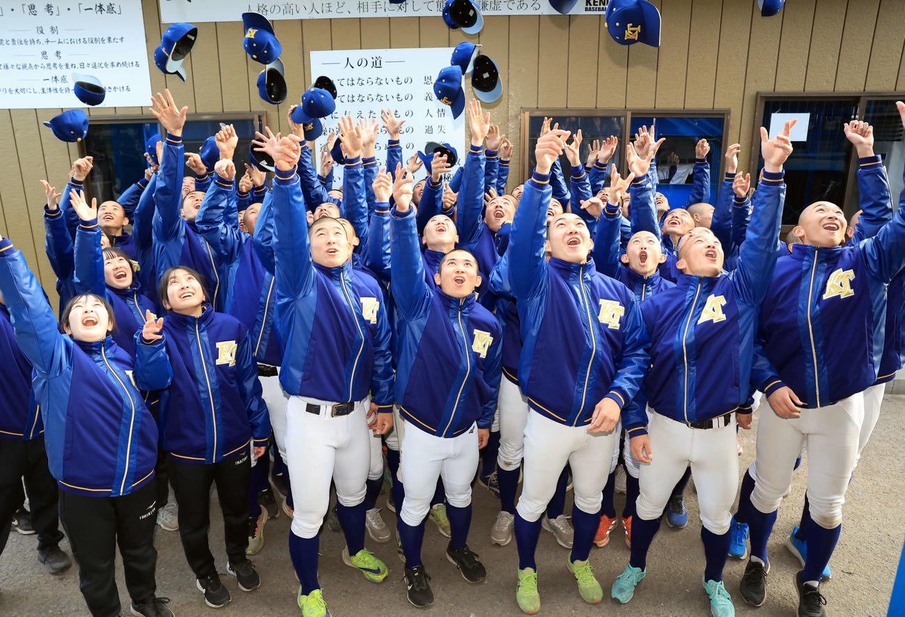 センバツ出場を決め、帽子を飛ばして喜ぶ健大高崎の選手たち（撮影・浅見桂子）