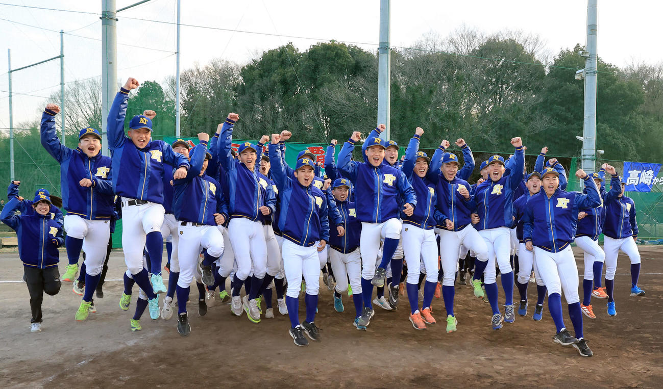 センバツ出場を決め、笑顔でジャンプする健大高崎の選手たち（撮影・浅見桂子）