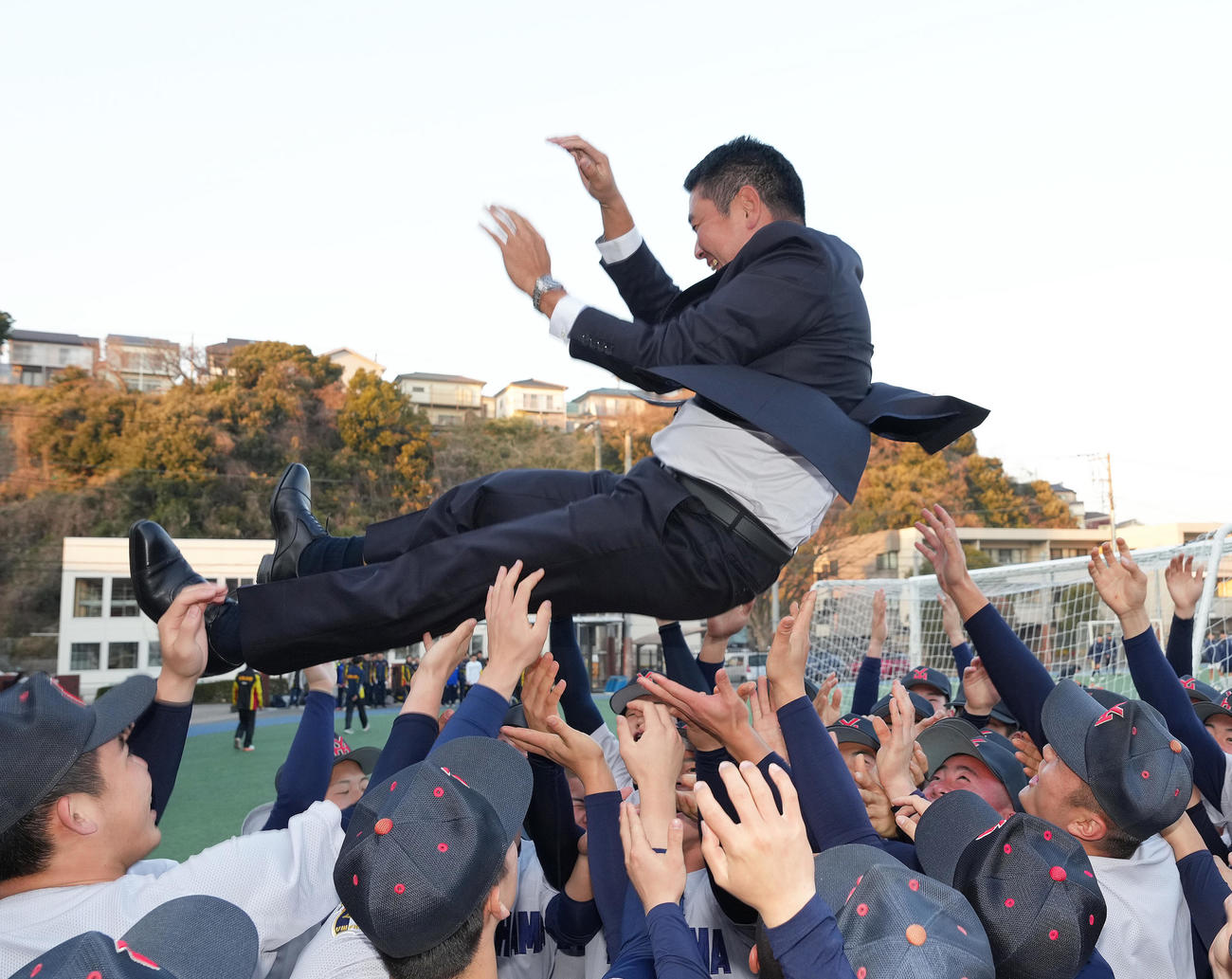 センバツ出場を決め胴上げされる横浜・村田監督（撮影・足立雅史）