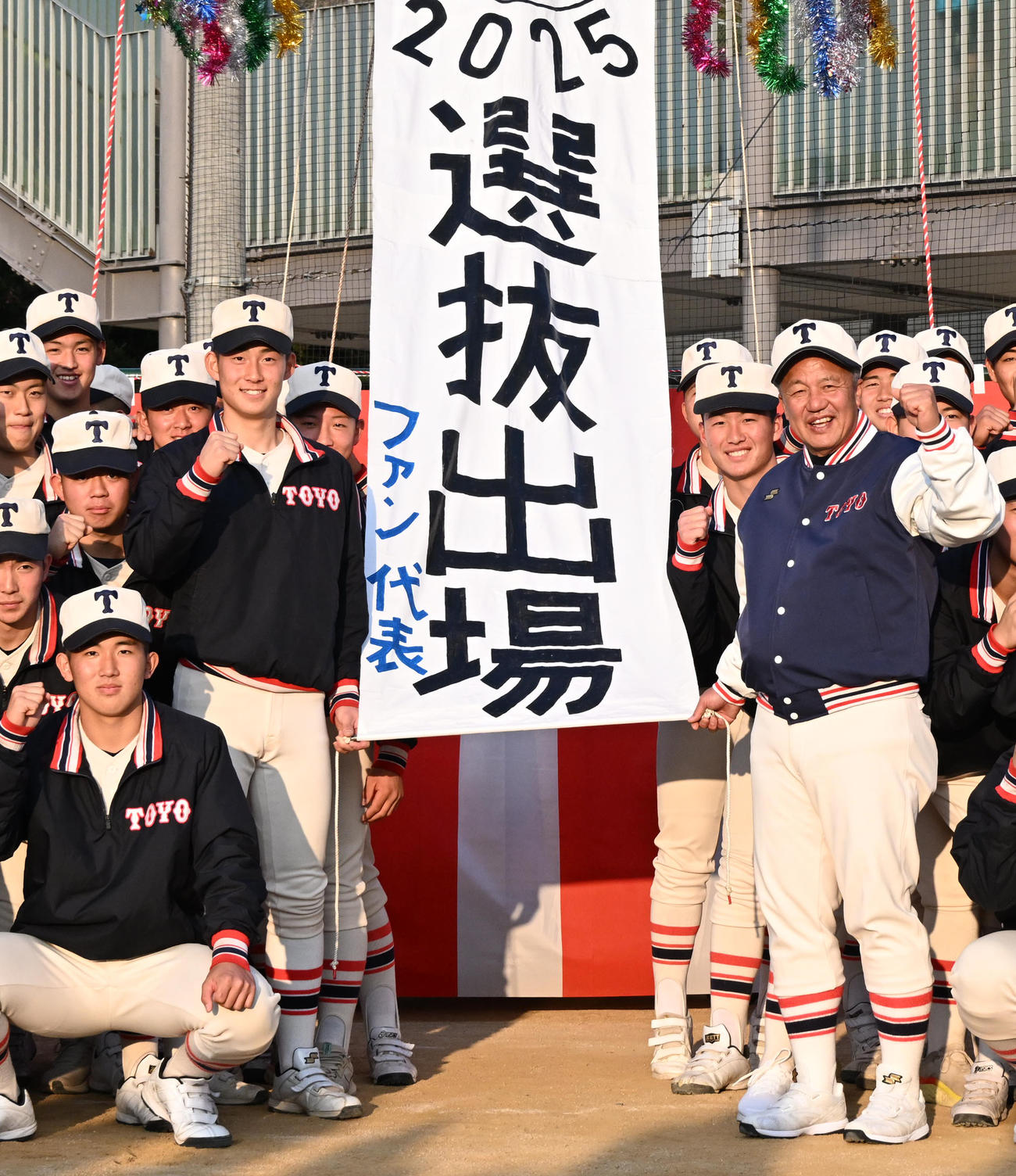 センバツ出場を決め笑顔を見せる東洋大姫路・岡田龍生監督（右）、渡辺拓雲主将（中央左）（撮影・石井愛子）
