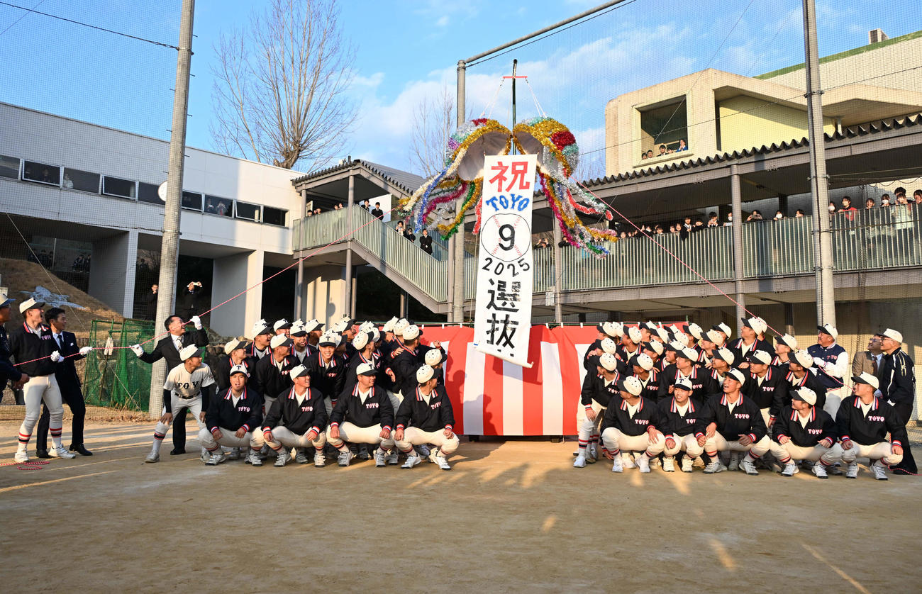 センバツ出場を決めくす玉を割り喜ぶ東洋大姫路ナイン（撮影・石井愛子）