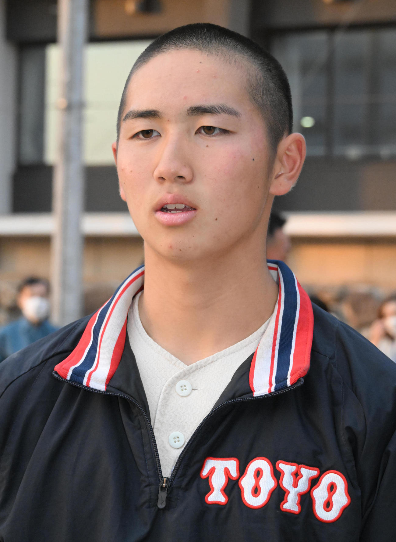 報道陣の質問に答える東洋大姫路・末永晄大（撮影・石井愛子）