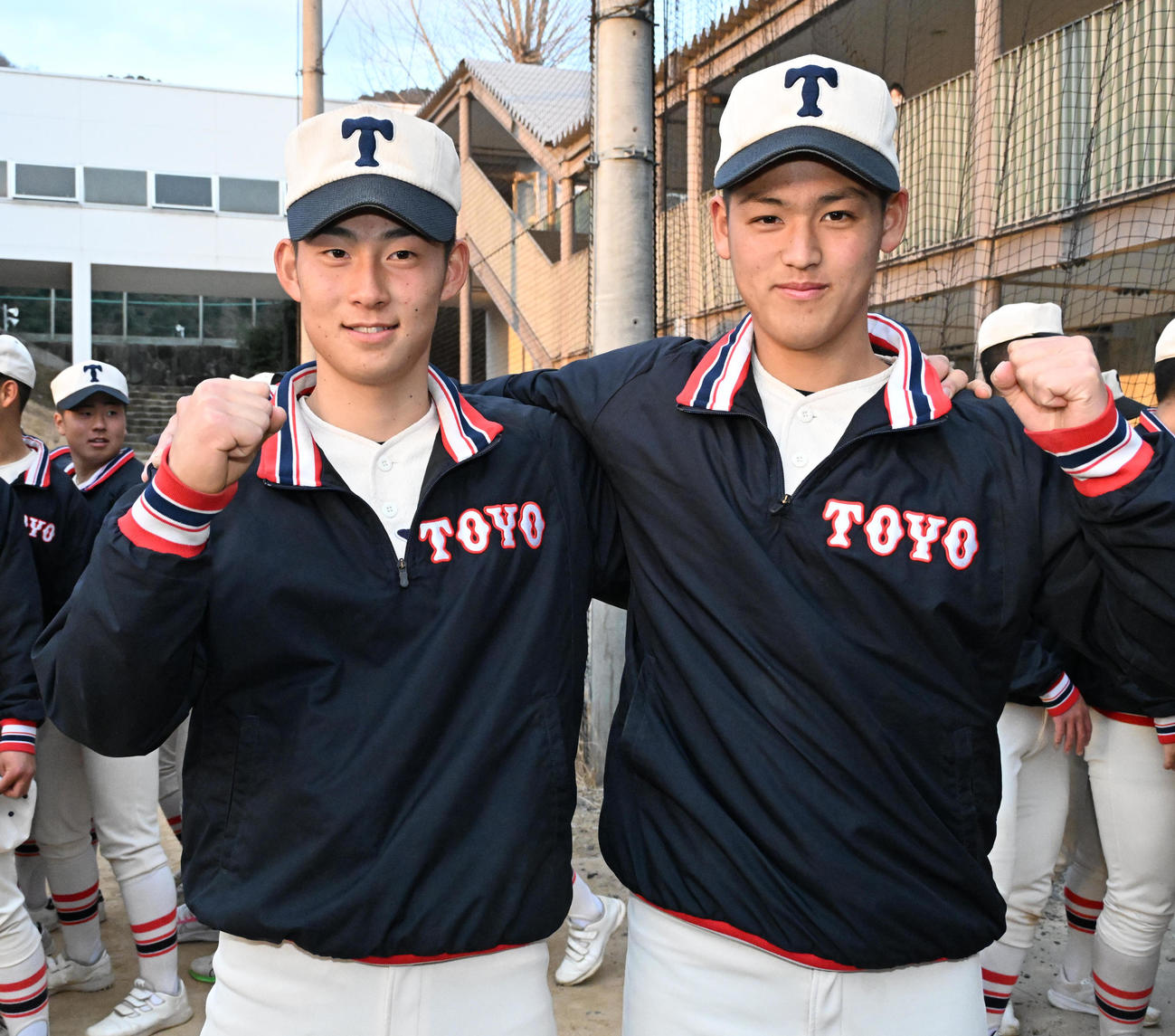 肩を組み笑顔を見せる（左から）東洋大姫路・渡辺拓雲主将、阪下漣（撮影・石井愛子）