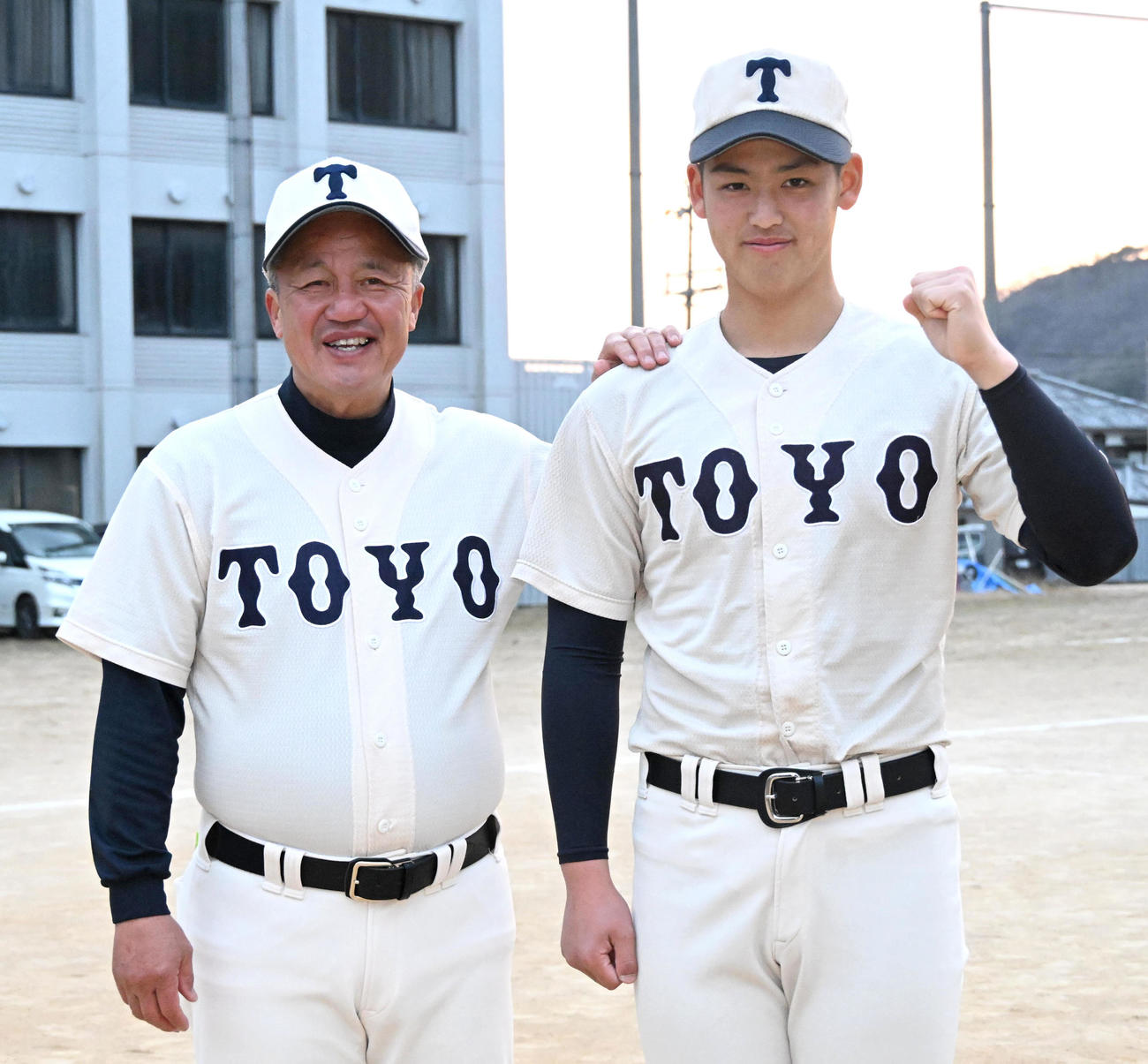 センバツ出場を決め笑顔を見せる東洋大姫路・岡田監督（左）と阪下（撮影・石井愛子）