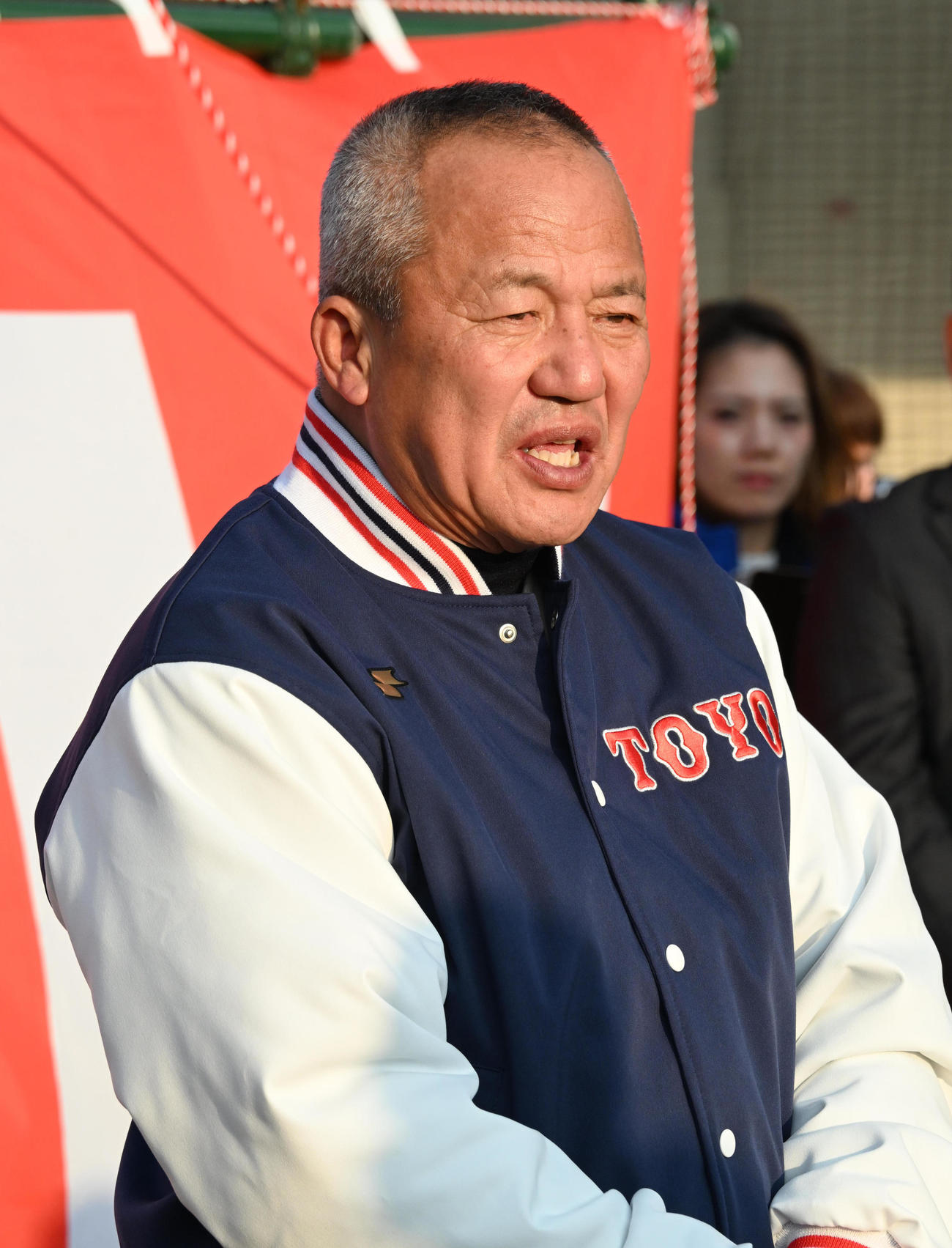 センバツ出場を決めナインにあいさつをする東洋大姫路・岡田龍生監督（撮影・石井愛子）