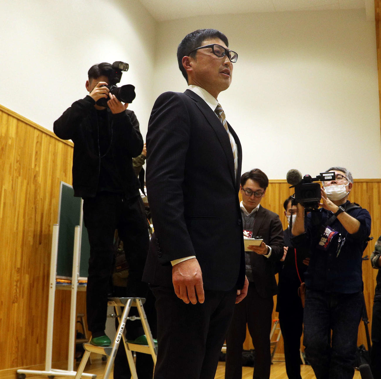落選を受け、選手たちに言葉をかける久慈・大畑監督（撮影・木村有優）