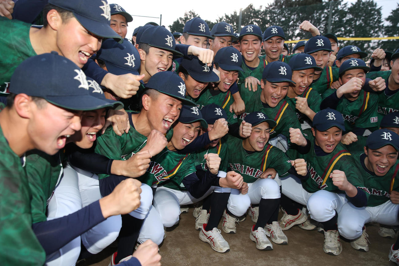 センバツ出場を決め喜ぶ千葉黎明ナイン（撮影・柴田隆二）