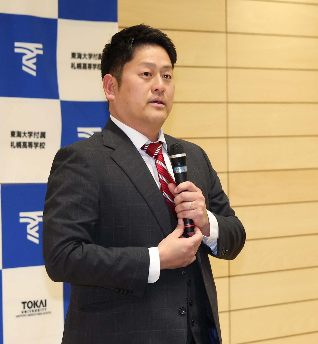 センバツ出場を決めあいさつする東海大札幌の遠藤監督（撮影・黒川智章）