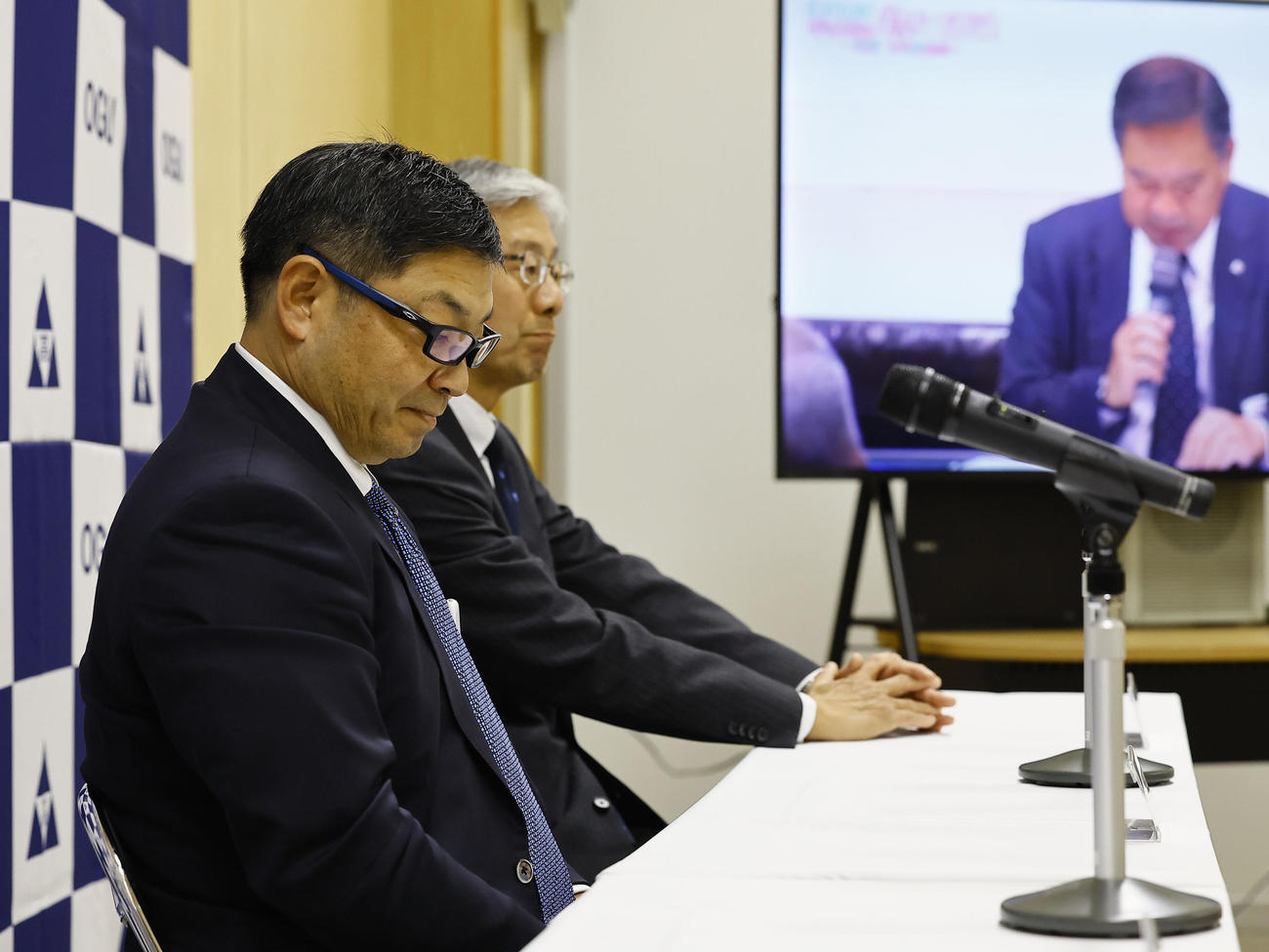センバツに選出されず、肩を落とす大院大高・辻盛監督（左）と角田聡校長（撮影・藤尾明華）