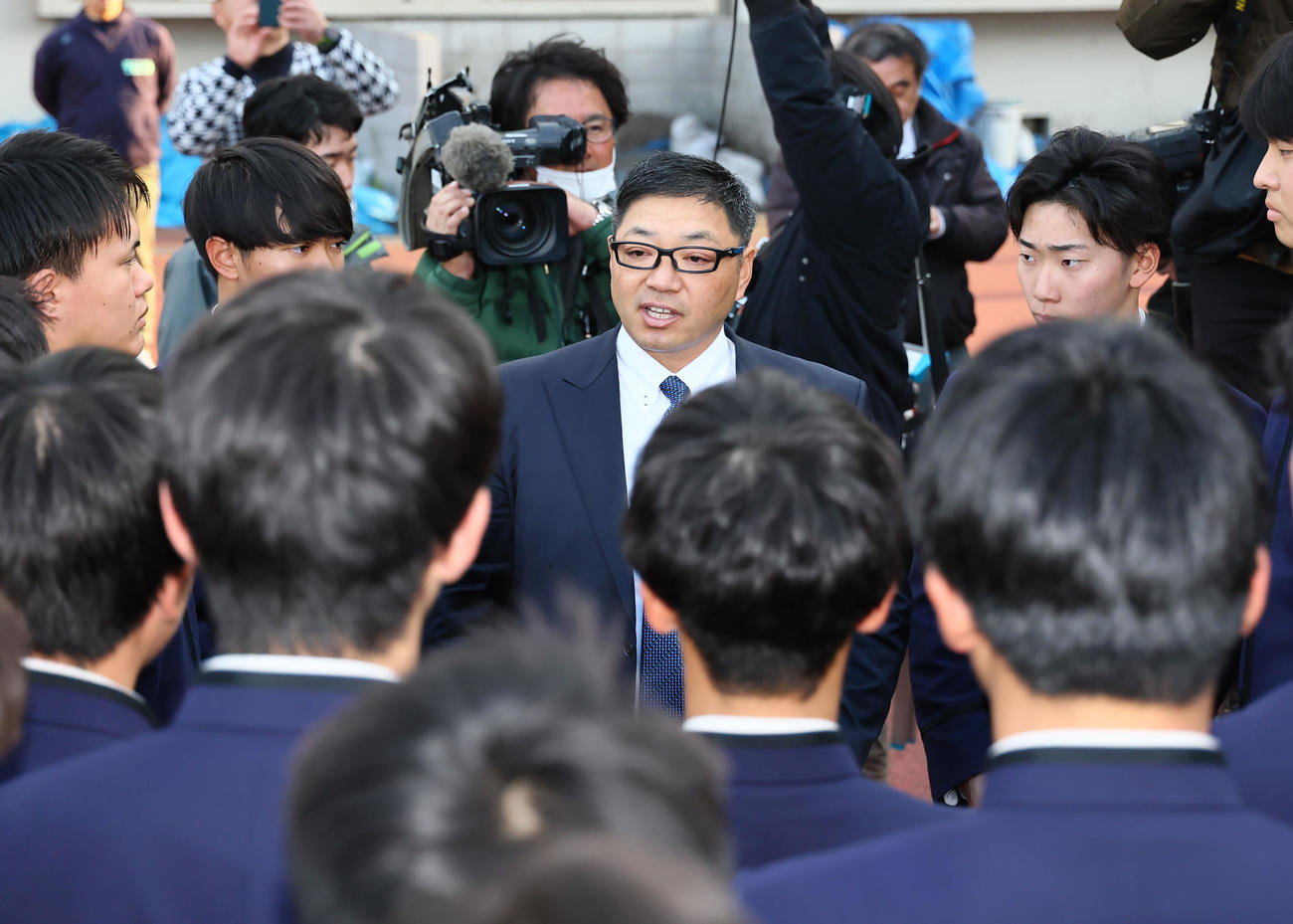 センバツに選出されず、選手に話しをする大院大高・辻盛監督（撮影・藤尾明華）