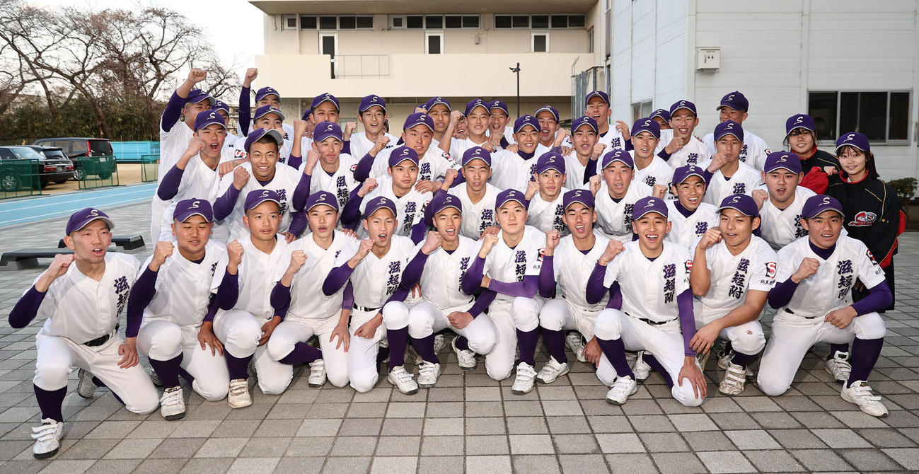 春夏通じて初の甲子園出場が決まった滋賀短大付ナインは記念写真に納まる（撮影・西尾就之）