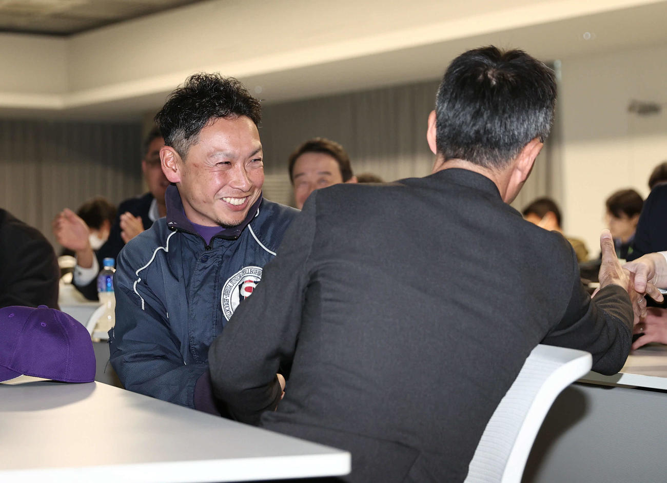 春夏通じて初の甲子園出場が決まった瞬間、滋賀短大付の保木監督は笑顔を見せる（撮影・西尾就之）
