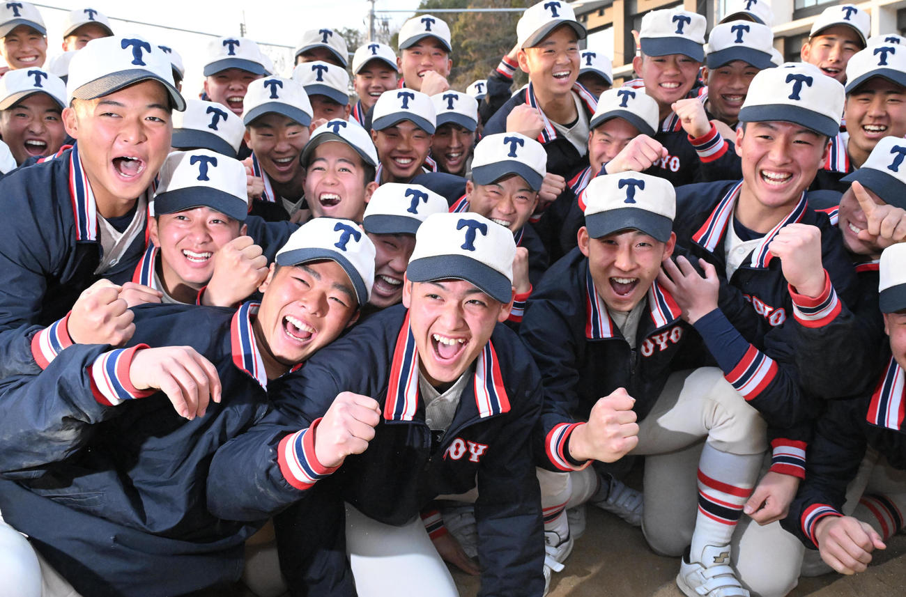 センバツ出場を決め喜ぶ東洋大姫路ナイン（撮影・石井愛子）
