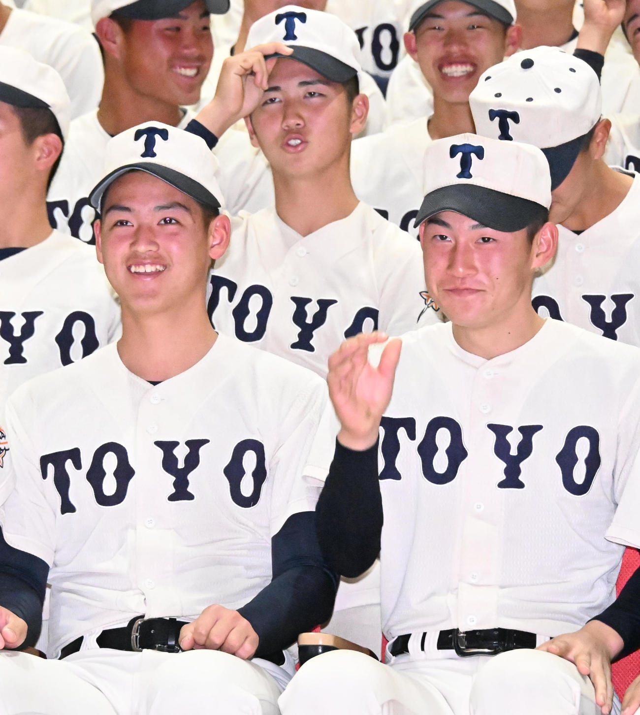センバツ出場を決め喜ぶ東洋大姫路・阪下漣（前列左）、渡辺拓雲主将（前列右）、末永晄大（2列目中央）（撮影・石井愛子）