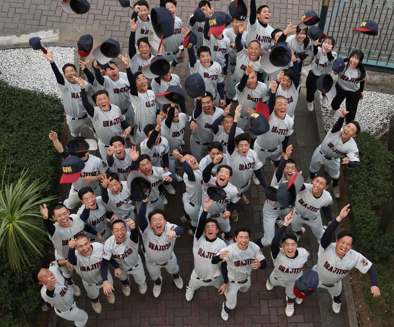 春夏通じて初の甲子園出場をが決まり、喜ぶ浦和実の選手たち（撮影・丹羽敏通）