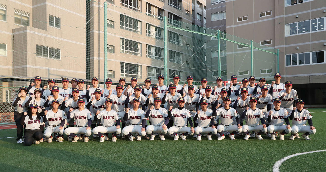 春夏通じて初の甲子園出場をが決まった浦和実の選手たち（撮影・丹羽敏通）