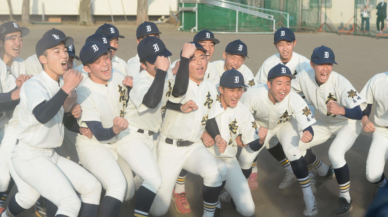21世紀枠に選ばれ、笑顔を見せる壱岐ナイン（撮影・佐藤究）