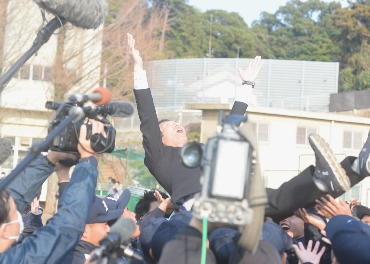 21世紀枠に選ばれ、選手から胴上げされる壱岐・坂本監督（中央）（撮影・佐藤究）