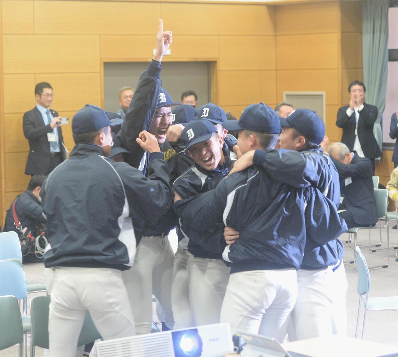 21世紀枠に選ばれ、歓喜する壱岐ナイン（撮影・佐藤究）
