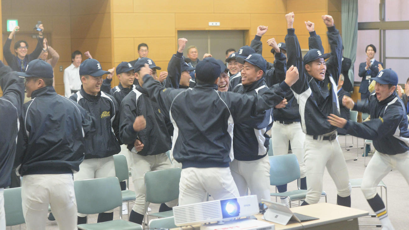 21世紀枠に選ばれ、歓喜する壱岐ナイン（撮影・佐藤究）