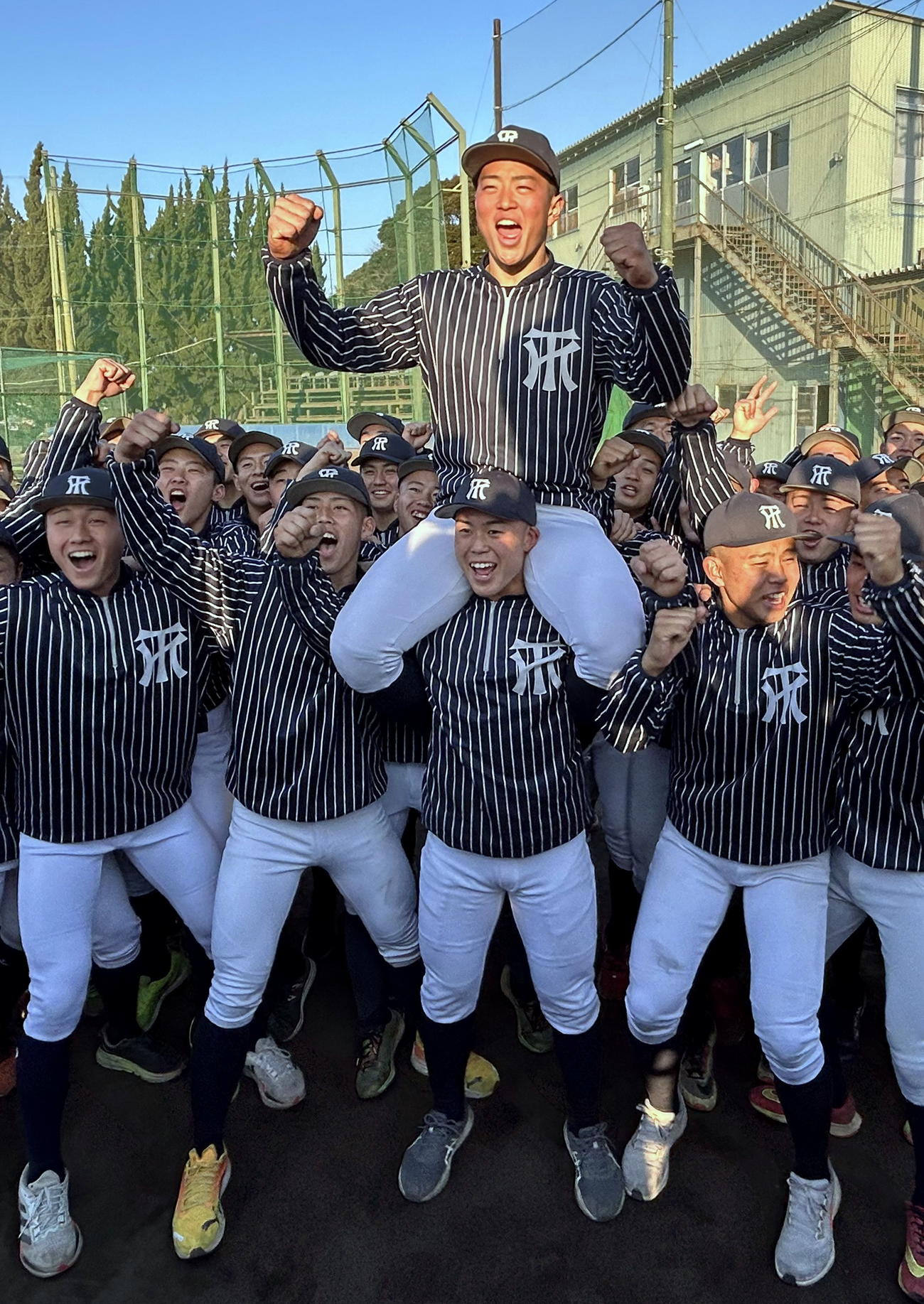 チームメートに担がれ、春の大舞台へ意気込む常葉大菊川・橘木主将（撮影・前田和哉）