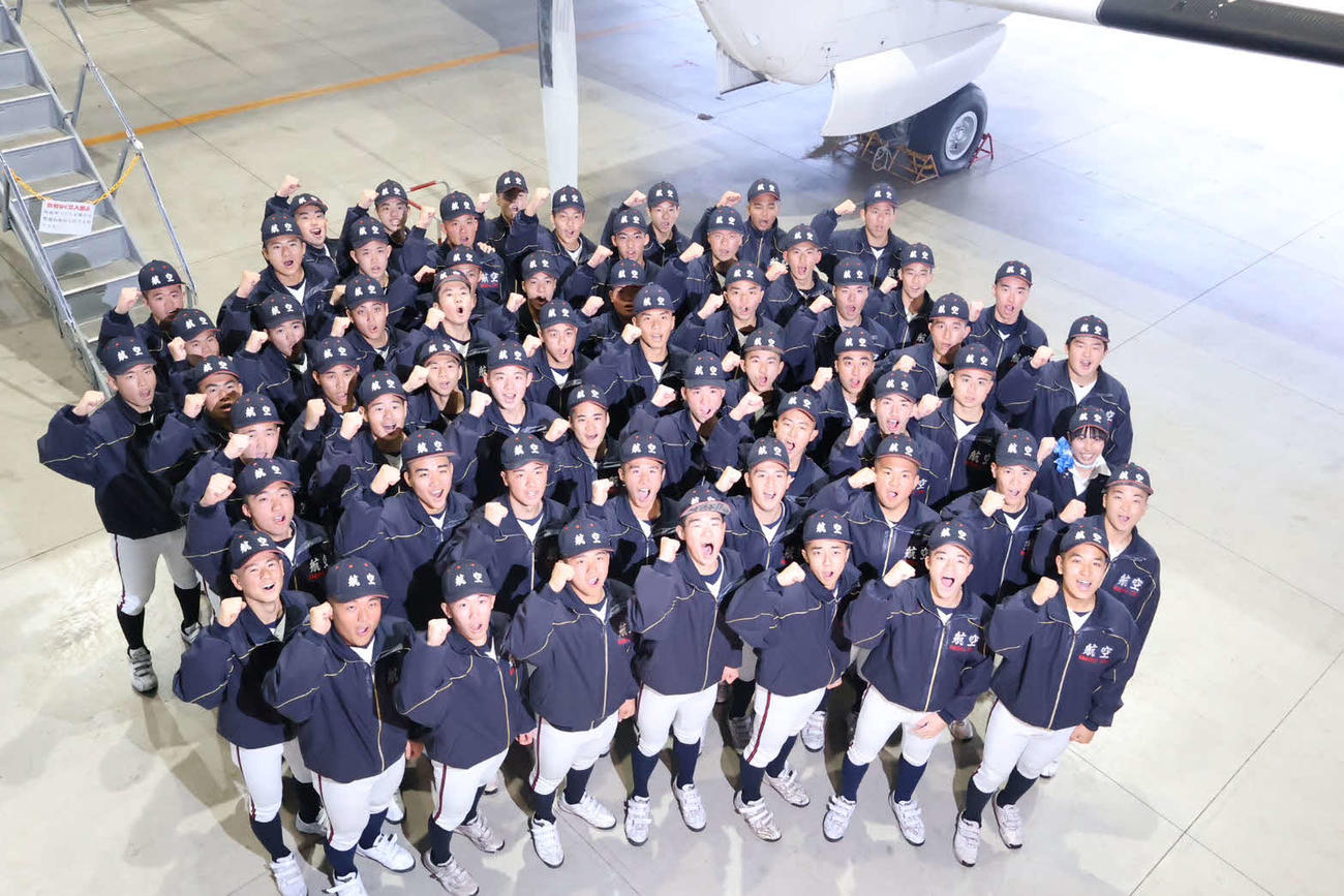 構内の格納庫でガッツポーズする日本航空石川ナイン（撮影・山崎健太）
