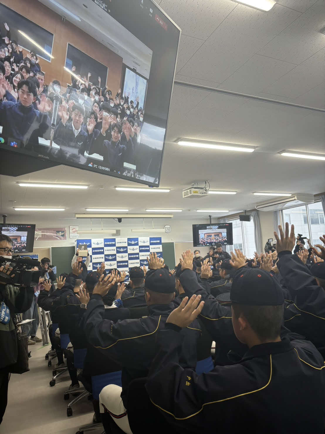 東京・青梅キャンパスの生徒とリモートで喜びを分かち合う日本航空石川ナイン（撮影・山崎健太）