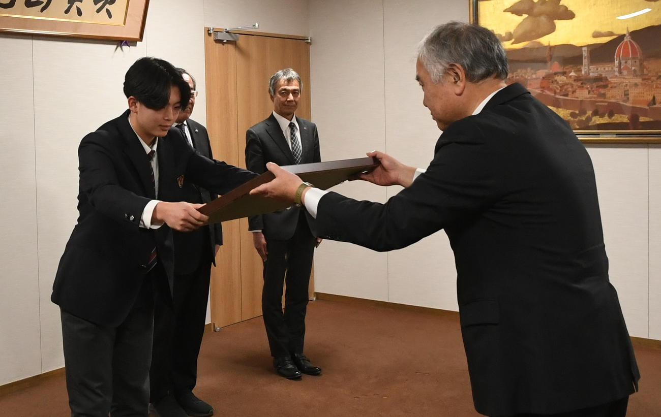 24年9月に高齢女性を救助し、表彰される新潟第一・水沢（左）（撮影・小林忠）
