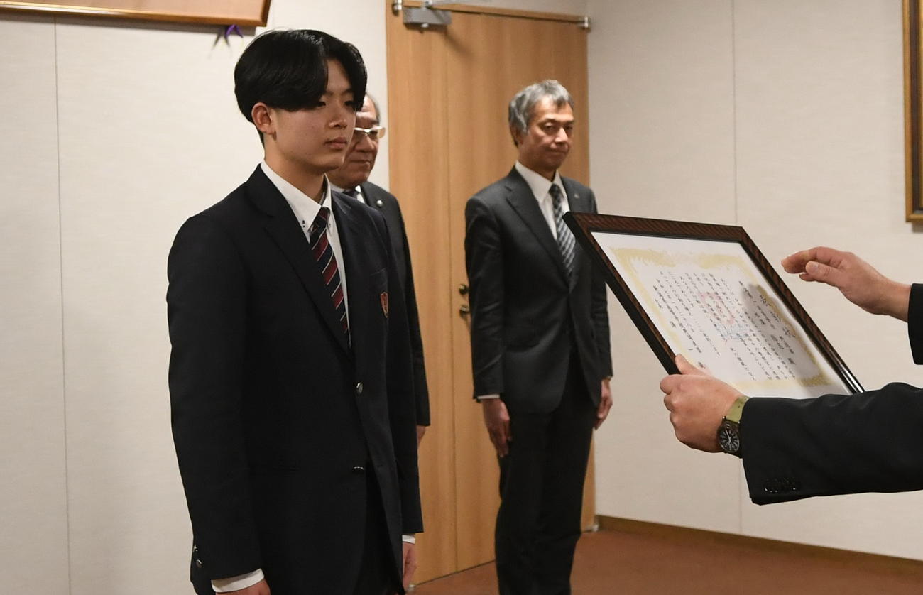 24年9月に高齢女性を救助し、善行表彰される新潟第一・水沢（左）（撮影・小林忠）