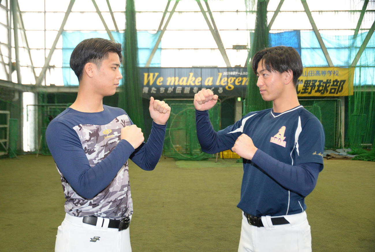 大学でもともに高め合うことを誓った青森山田・関（左）と桜田（撮影・浜本神威）