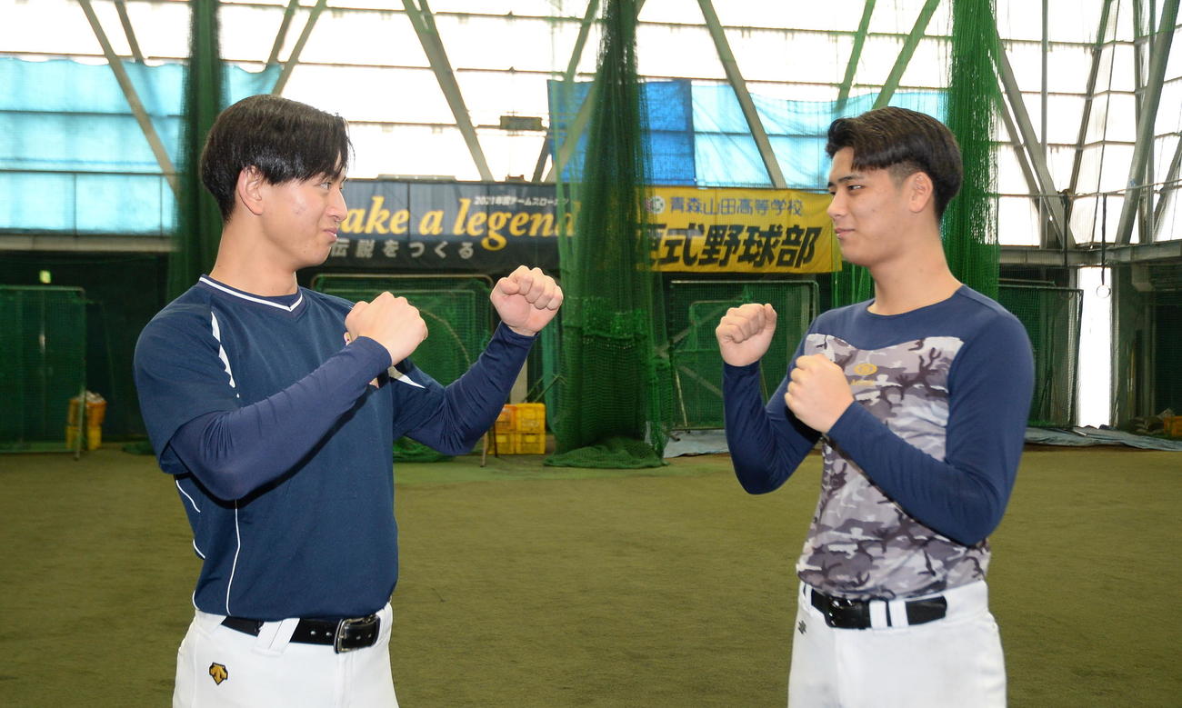 大学でもともに高め合うことを誓った青森山田・桜田（左）と関（撮影・浜本神威）