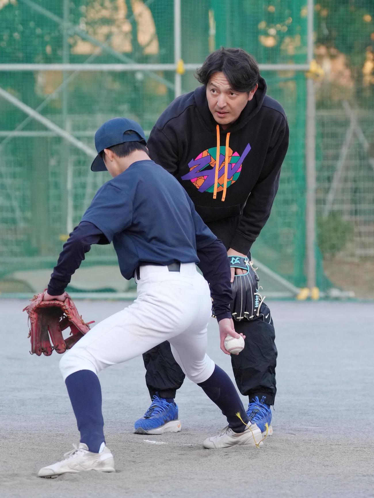 投手に指導する岩隈氏（撮影・足立雅史）