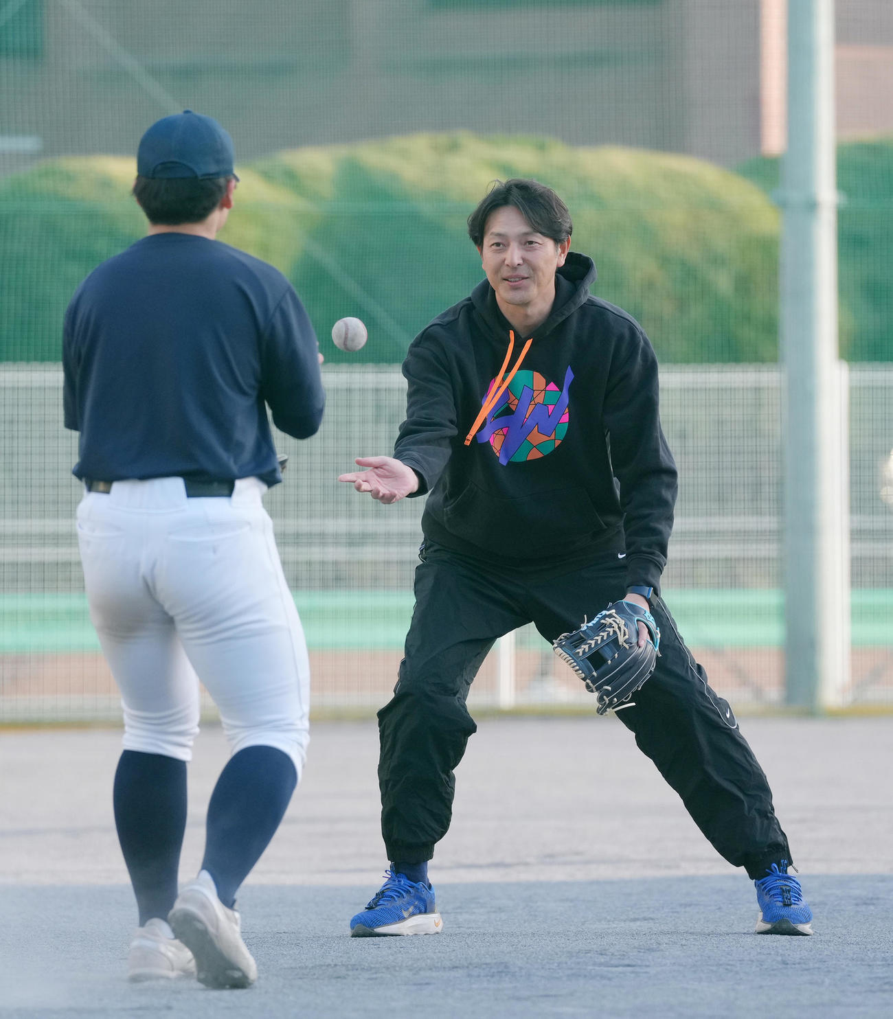 練習中、指導する岩隈氏（撮影・足立雅史）